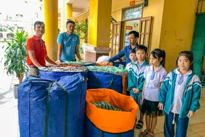 'Kiến tạo tương lai xanh', hô biến rác thải nhựa thành bàn ghế tặng trường học 