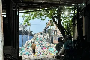Cơ sở sản xuất nhựa xả thải trong khu dân cư gây ô nhiễm