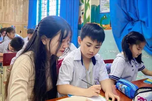 Đổi hoa, bánh kem lấy thẻ BHYT cho học sinh dịp 20-11: Hoan hô thầy hiệu trưởng! 