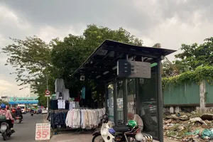 Ngang nhiên chiếm điểm dừng, nhà chờ xe buýt để buôn bán, đổ rác