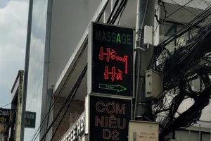 gắn bảng hiệu quảng cáo trên cây xanh 