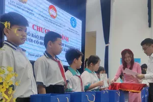 Tặng gần 5.700 thẻ BHYT cho người nghèo