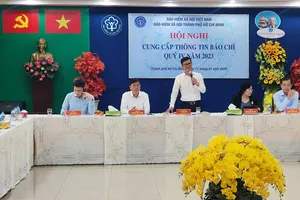 Ông Lò Quân Hiệp, Giám đốc BHXH TP.HCM cung cấp thông tin cho báo chí. Ảnh: NGUYỄN HIỀN