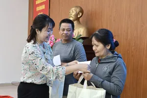  Các hộ dân khó khăn nhận quà từ chương trình Xuân yêu thương. Ảnh: DI LINH