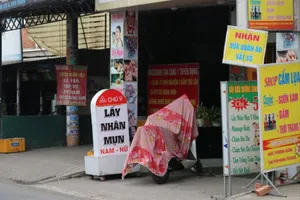 Cột mốc giao thông ‘biến tướng’ với dòng chữ lạ