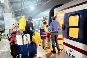 Những người đi ghế phụ trên chuyến tàu về quê đón Tết