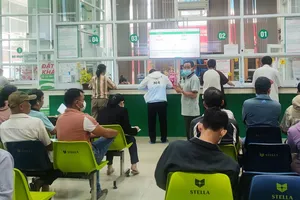 Người dân đến đăng ký KCB BHYT tại BV Quân Y 175. Ảnh: Nguyễn Hiền