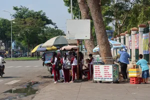 Trên địa bàn TP.HCM vẫn còn tình trạng bán hàng rong, không đảm bảo vệ sinh an toàn thực phẩm. Ảnh: TRẦN MINH