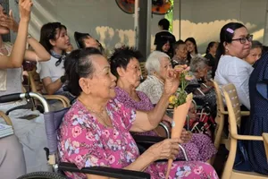 'Vùng nắng bạc' hết rồi, các con có quay lại với bà không?