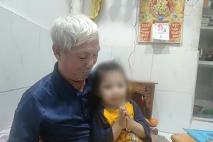 Gia đình gồm ba thế hệ của ông Võ Văn Sung ở quận 4, TP.HCM không có giấy tờ tùy thân. Ảnh: NGUYỄN HIỀN