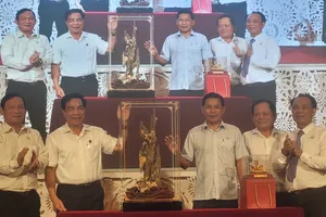 Phiên đấu giá đặc biệt tại buổi họp mặt đồng hương