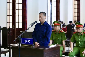 Người tự xưng 'sư thầy Thích Tâm Phúc' òa khóc khi được dẫn vào phòng xử án