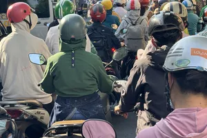 Vừa hút thuốc vừa lái xe: Bạn đọc đề nghị phạt nặng