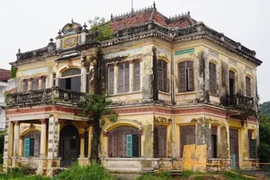 Biệt thự 100 năm tuổi ở Đồng Nai: “Nên phá hay giữ lại?” 