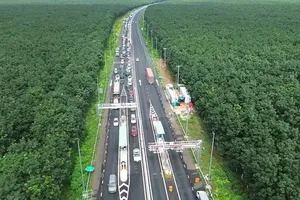 Dừng xe trên đường cao tốc để đi vệ sinh có phải là trường hợp khẩn cấp?