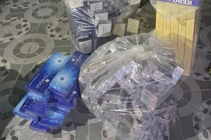 Bán thuốc lá lậu kiếm tiền nuôi mẹ già bị bệnh và hai con nhỏ