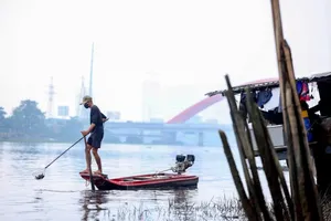 Kích điện bắt cá trên sông, coi chừng bị khởi tố