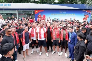 Dàn huyền thoại bóng đá Anh ấn tượng với công nghệ chăm sóc sức khỏe chuẩn quốc tế tại BVĐK Tâm Anh