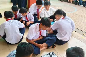 Đề xuất cấm học sinh dùng điện thoại trong trường: Phụ huynh nói gì?