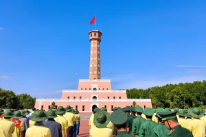 Lễ chào cờ đặc biệt nơi Đất Mũi của Đoàn cán bộ Dân vận tiêu biểu TP.HCM