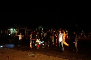 Người dân hốt hoảng sau cú tông mãnh liệt của hai chiếc xe máy