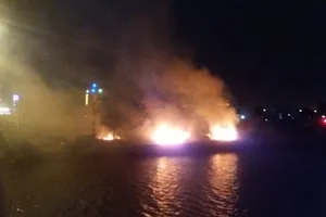  Kịp thời dập tắt đám cháy lớn gần bờ sông