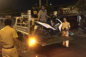 Hai xe máy đối đầu, hai người bị thương nặng