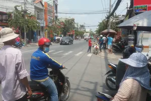 Ngang nhiên dàn cảnh trộm xe ngay giữa chợ