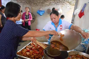 Xúc động chùm ảnh cả phường quây quần nấu cơm cho người nghèo