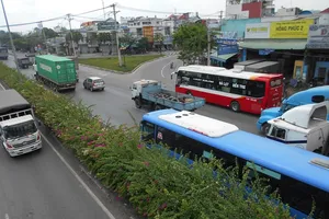Container 'húc' xe buýt leo lên dải phân cách