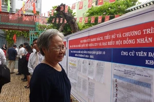 Cụ bà 75 tuổi háo hức đi bầu cử từ sớm