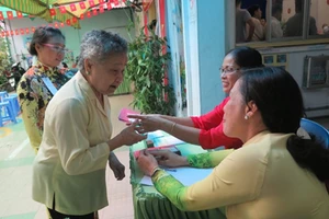 Chùm ảnh: 'Còn sống để đi bầu cử thì cứ đi đã...'