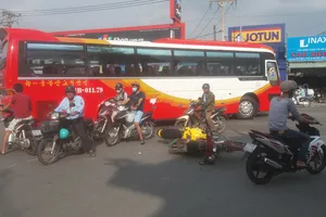 Cuốn vào bánh xe, người phụ nữ bị cán nát chân