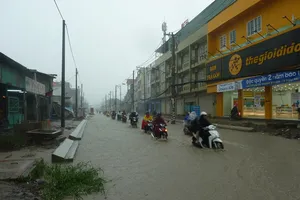 Nhiều tuyến đường nhếch nhác sau cơn mưa lớn