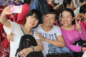 Công nhân đến sớm để dự “Ngày hội công nhân lao động”