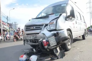 Xe khách tông xe máy, 1 thanh niên bất tỉnh