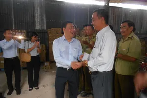 TP.HCM: Phát hiện kho chứa mỹ phẩm, thực phẩm lậu lớn