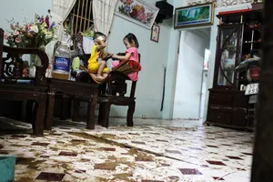  TP.HCM: Nước lật tung nền nhà trong cơn mưa lịch sử