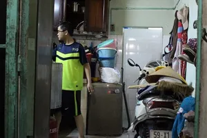 Người dân khổ sở vì nước xối xả tràn vào nhà