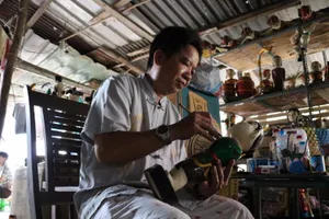 Nghệ nhân với những con rối nước hiếm hoi ở Sài Gòn