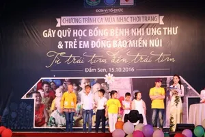 Trẻ song sinh ca hát gây quỹ ủng hộ bệnh nhi ung thư