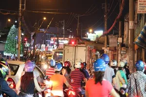 Nườm nượp người đi chơi Noel ngoài ngoại ô thành phố