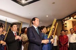 Chủ tịch nước dâng hương các Vua Hùng