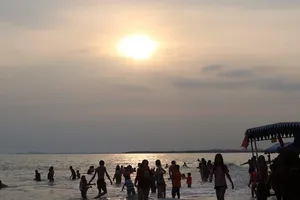 Biển Cam Bình được du khách ưa chuộng mùa Tết