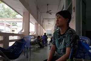 Vợ người lính Trường Sa: 'Mong phép màu cho con tôi!'