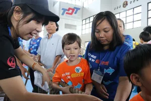 Trẻ tự kỉ hòa mình trong các trò chơi vận động