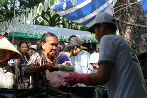 Dân TP.HCM kéo nhau đi đổi đồ cũ lấy quà 