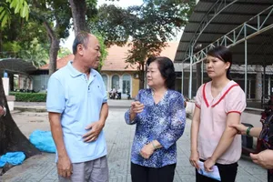 Bà Trương Mỹ Hoa thăm cháu bé con người lính đảo 