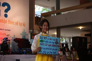 'Người mẫu' nhí mặc áo dài kêu gọi nhận thức về tự kỷ