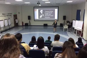 Tôi cần học người như giáo sư mặc quần cộc 